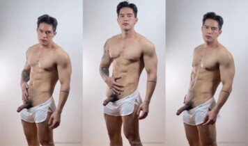 บอยซ์ ทักษกร นายแบบนักกล้ามชาวไทยไซส์ฝรั่งหุ่นสูงใหญ่ถ่ายแบบชักว่าวโชว์ดูคลิปในมือถือแล้วเงี่ยนเสียวควยฟินจนน้ำแตก