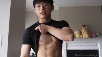 คิจิโระ อินฟลูนักกล้ามหน้าหล่อคนดัง วันนี้เขามารีวิว sex toy เป็นไฟฉายชักว่าวจะเสียวแค่ไหนกัน แน่นอนว่าคนหล่อเสียวยังไงก็ยังหล่อ ควยแข็งน้ำแตกเลย